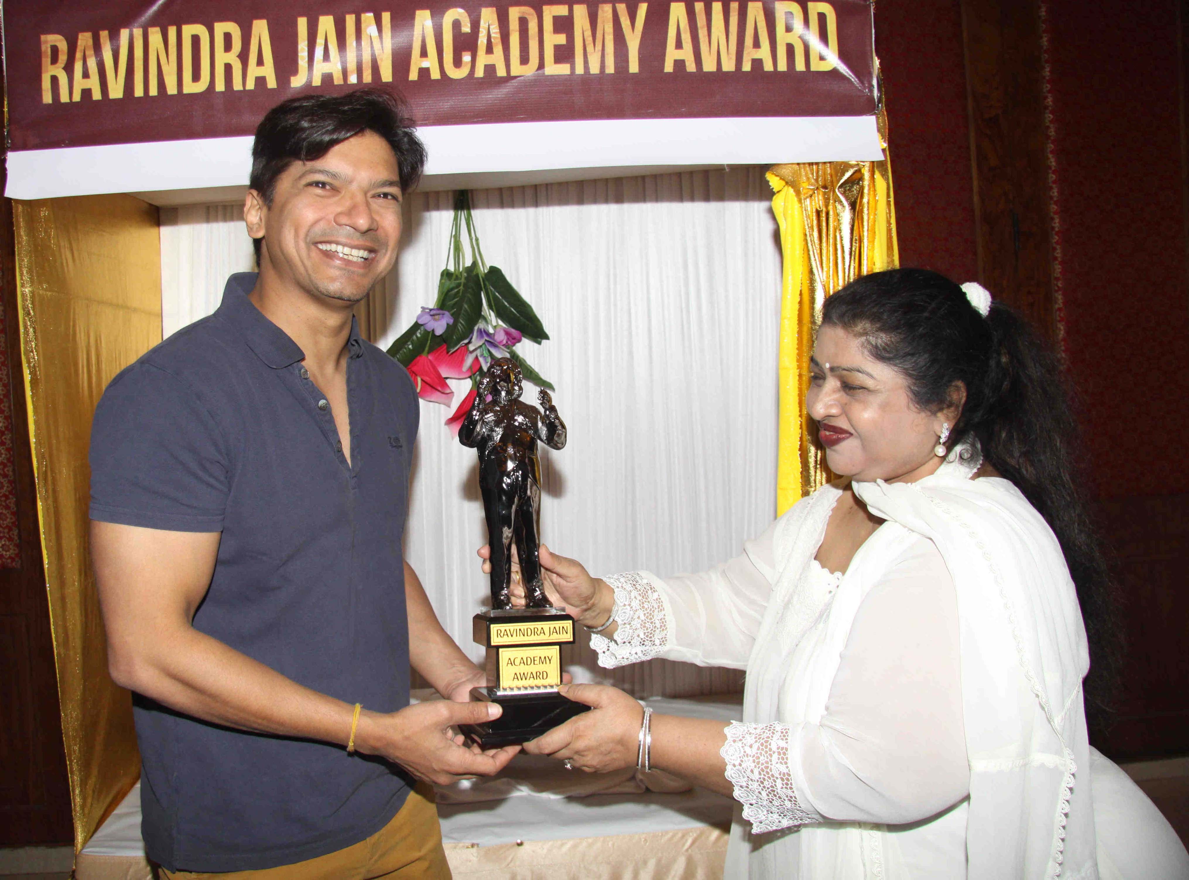 Divya Jain unveiled the Ravindra Jain Music trophy