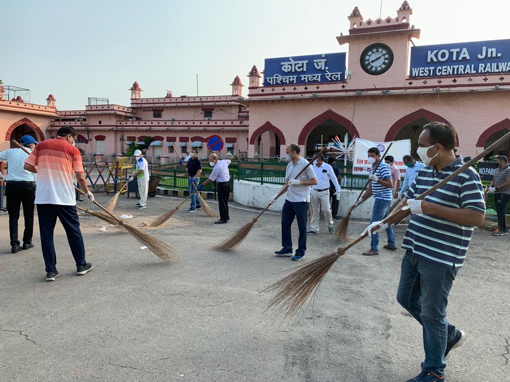 अजय कुमार पाल की निगरानी में  रेल मंडल में श्रमदान और नुक्कड़