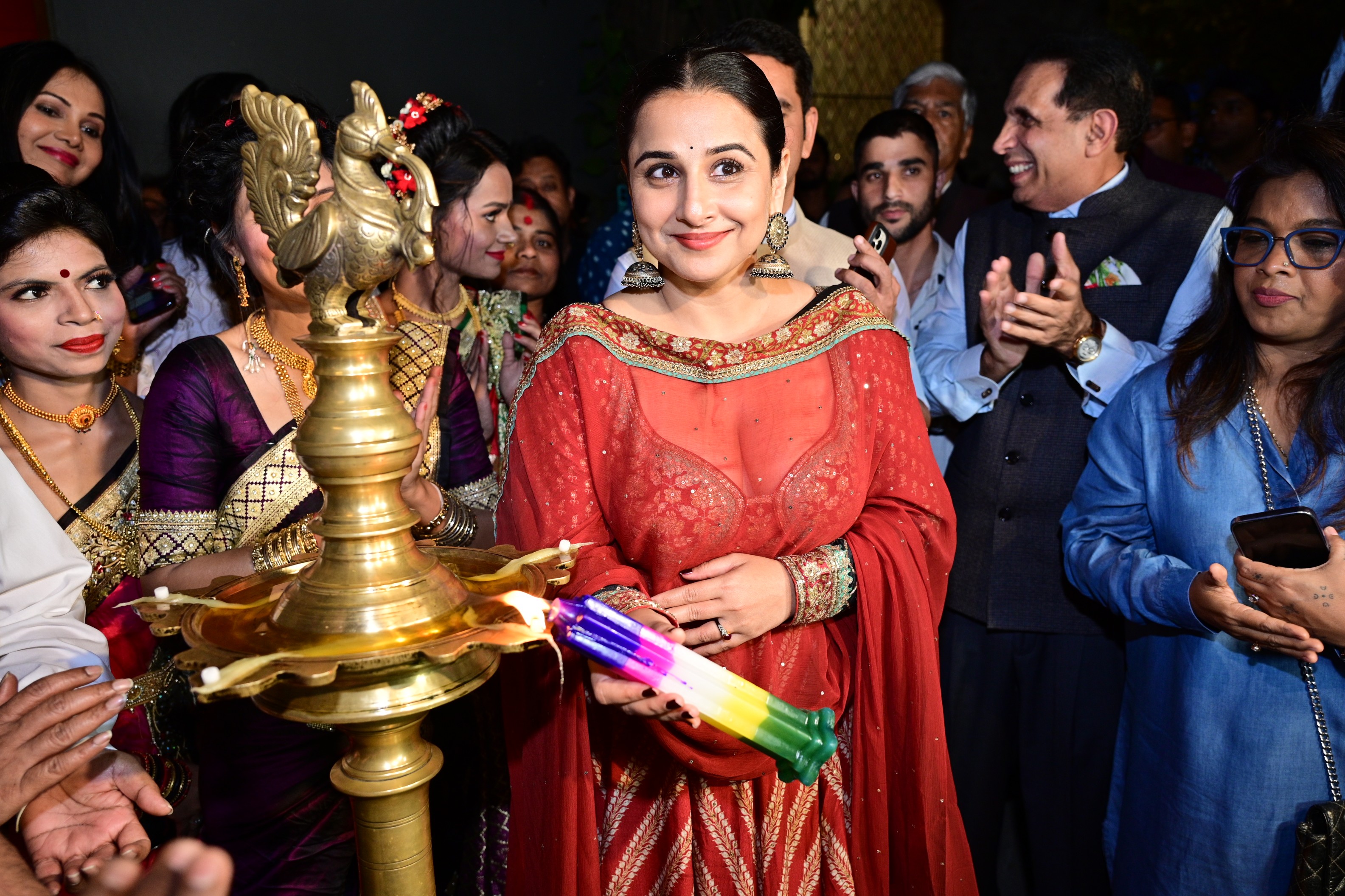 Vidya Balan inaugurates Padma Shri Sudharak Olwe’s Firefly Lavani photo exhibition at Nine Fish Art Gallery