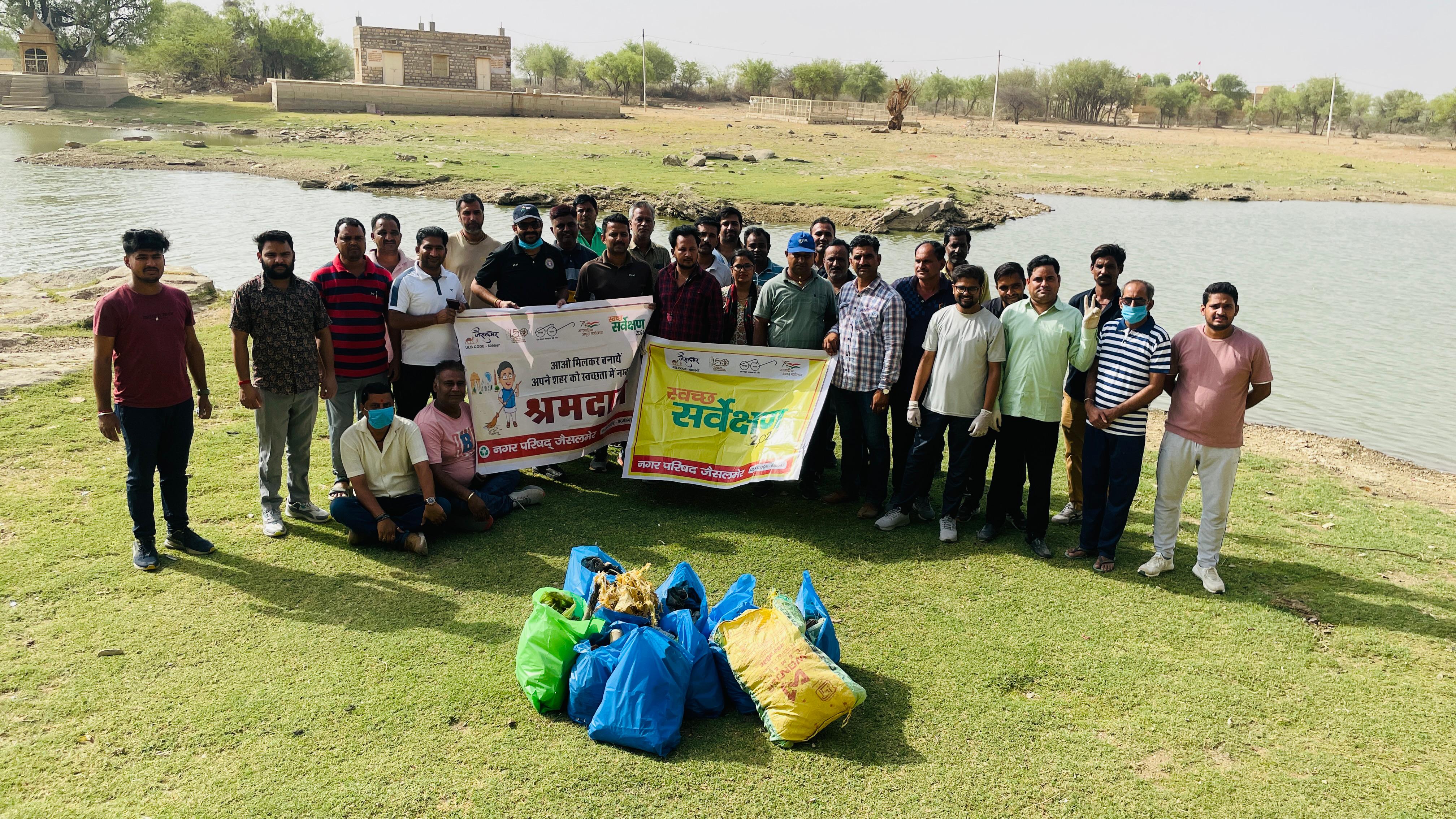 नगर परिषद द्वारा गड़ीसर पर किया गया श्रमदान की गई शानदार सफाई