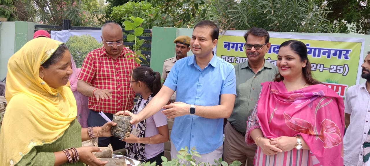 मुख्यमंत्री की मंशानुसार छबील लगाकर आमजन में वितरित किये निःशुल्क पौधे