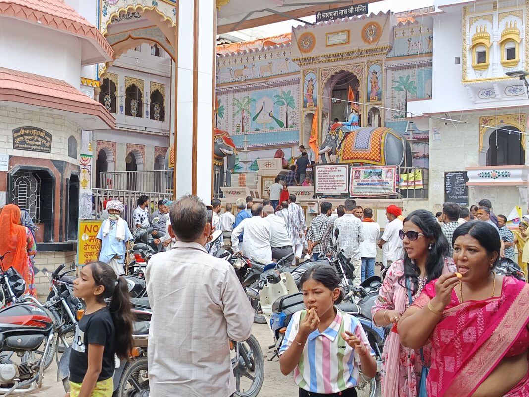 राजसमन्द:चारभुजा कृष्ण धाम मंदिर में शुक्रवार को देव पितृ अमावस्या पर श्रद्धालुओं का सैलाब उमड पड़ा।