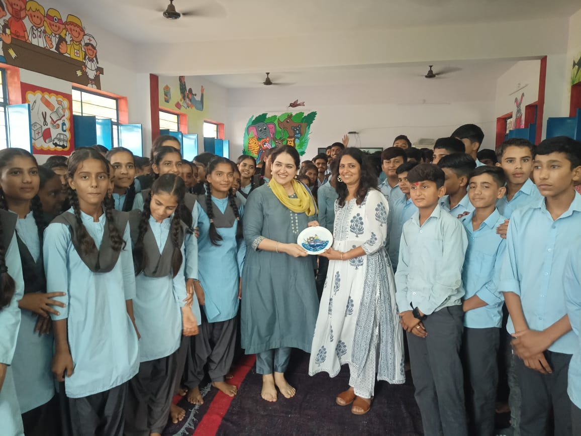 ###U.S. Graphic Designer Rachna Damani Inspects Varda School, Encourages Rural Talent