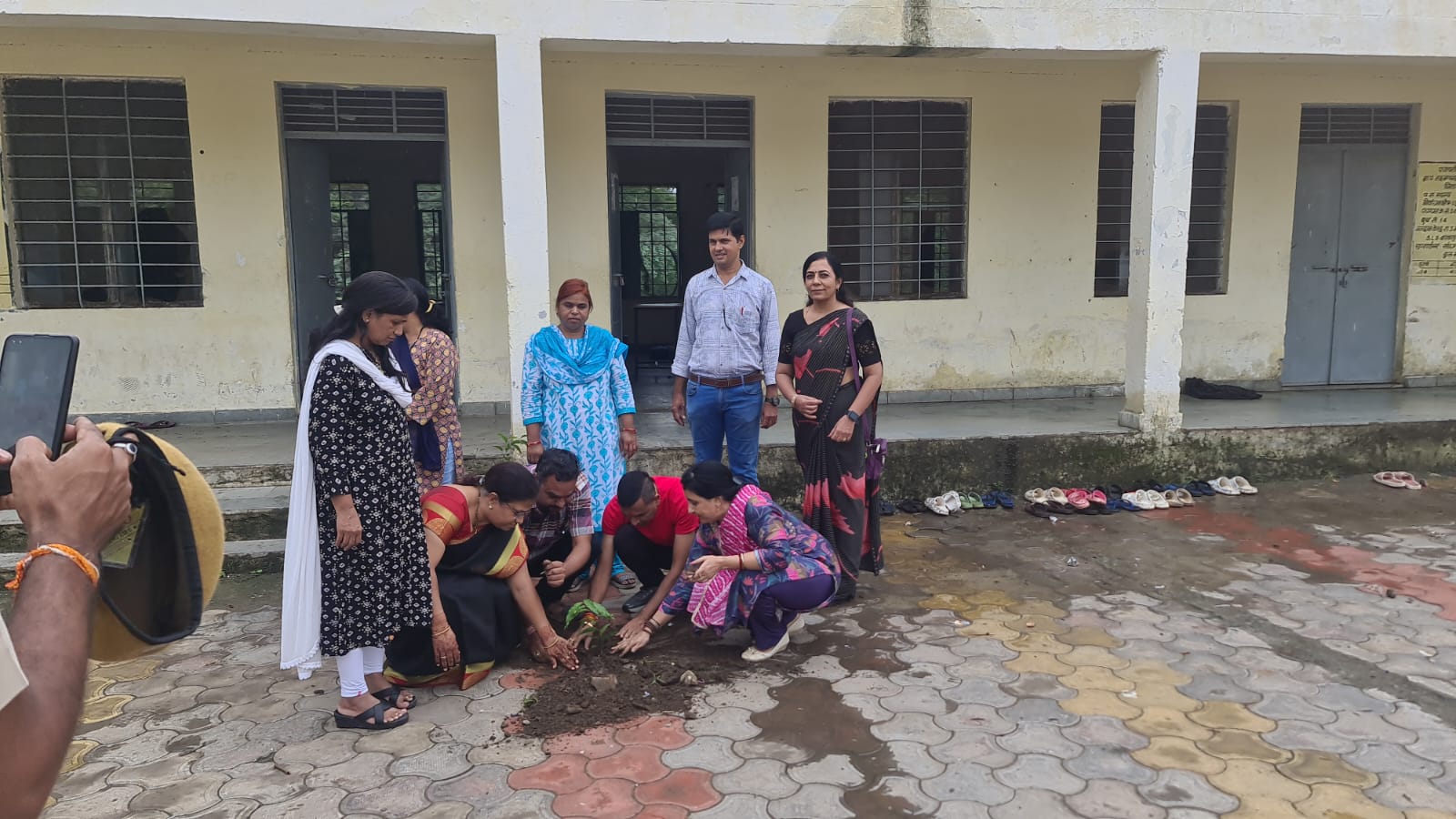 ###Divisional Commissioner Dr. Neeraj K. Pawan Inspects Lakshmangarh Jhiri School