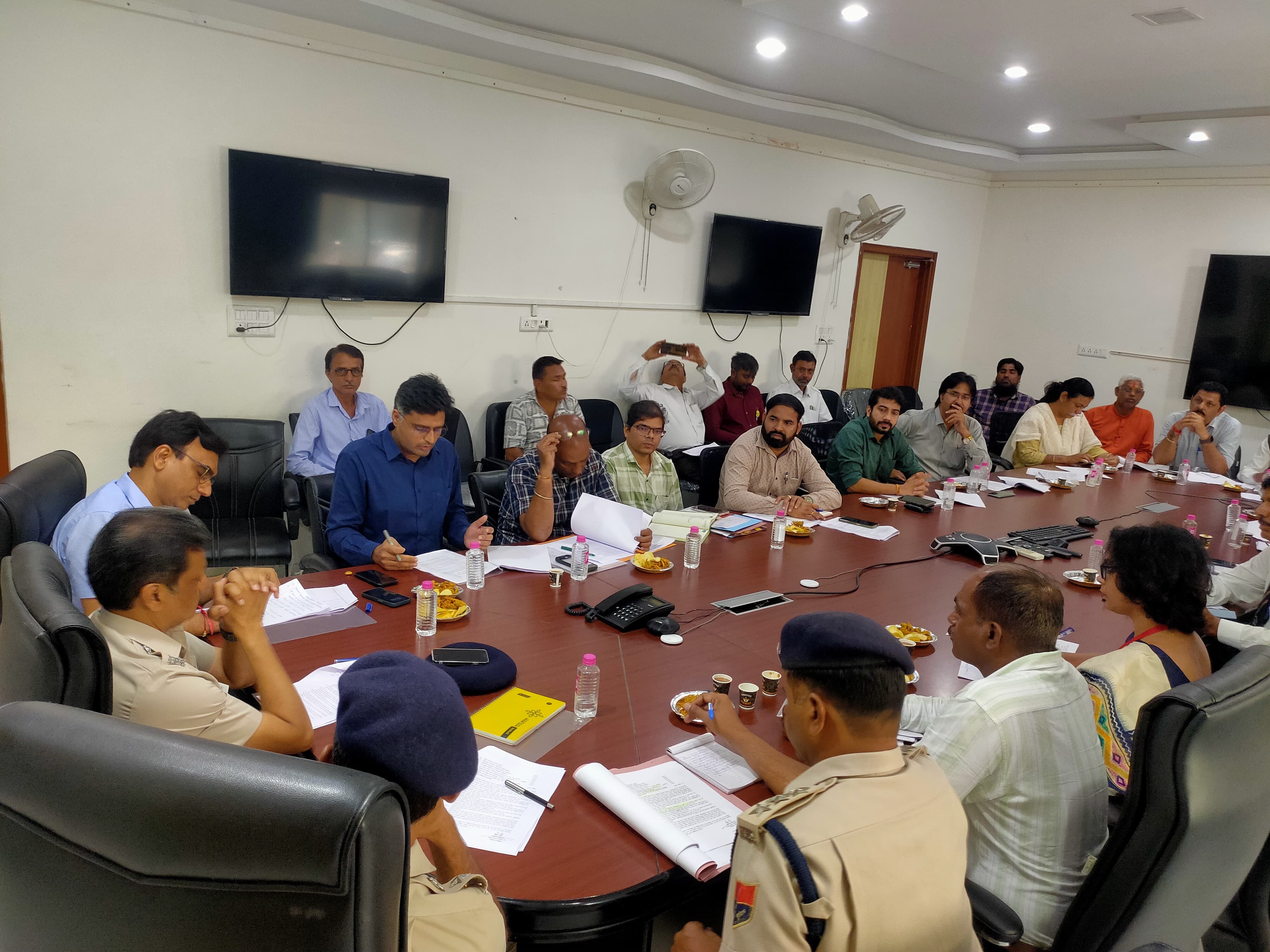 Udaipur SP Goyal Chairs Meeting on School Transport Coordination Committee