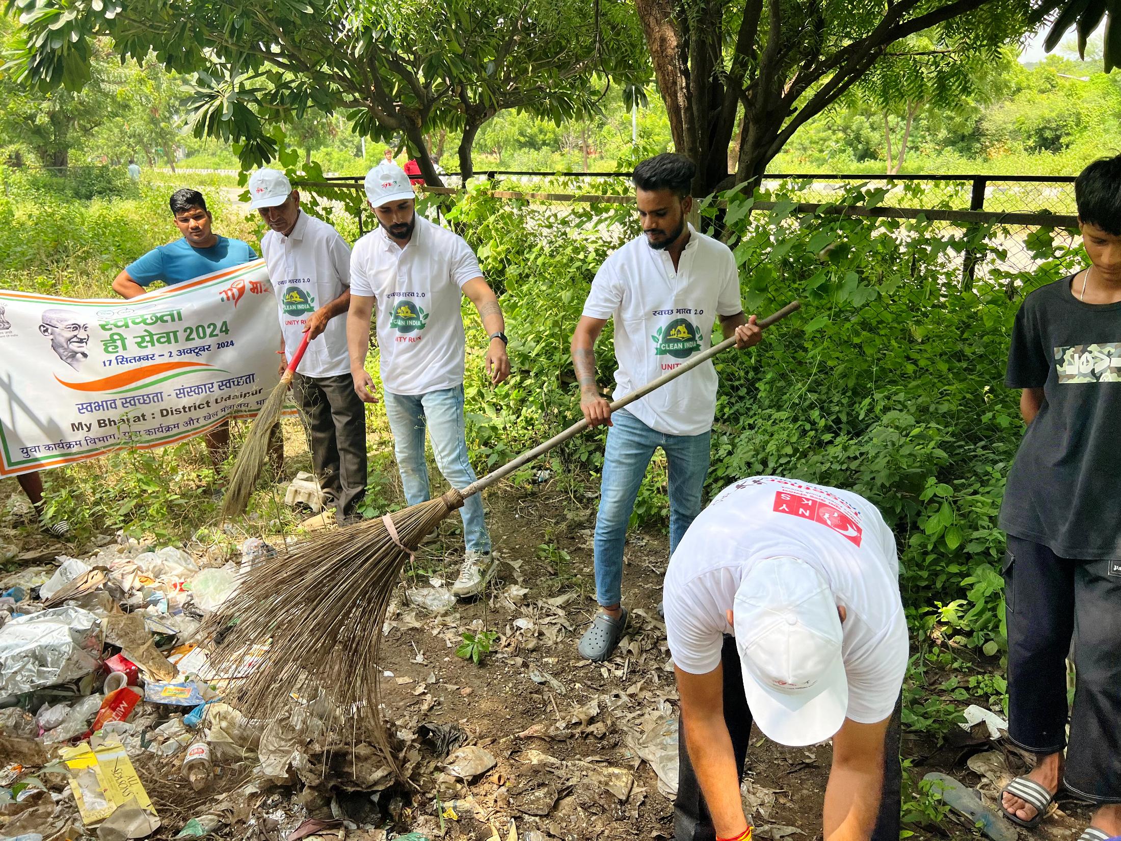 युवाओं ने श्रमदान कर दिया स्वच्छता का संदेश