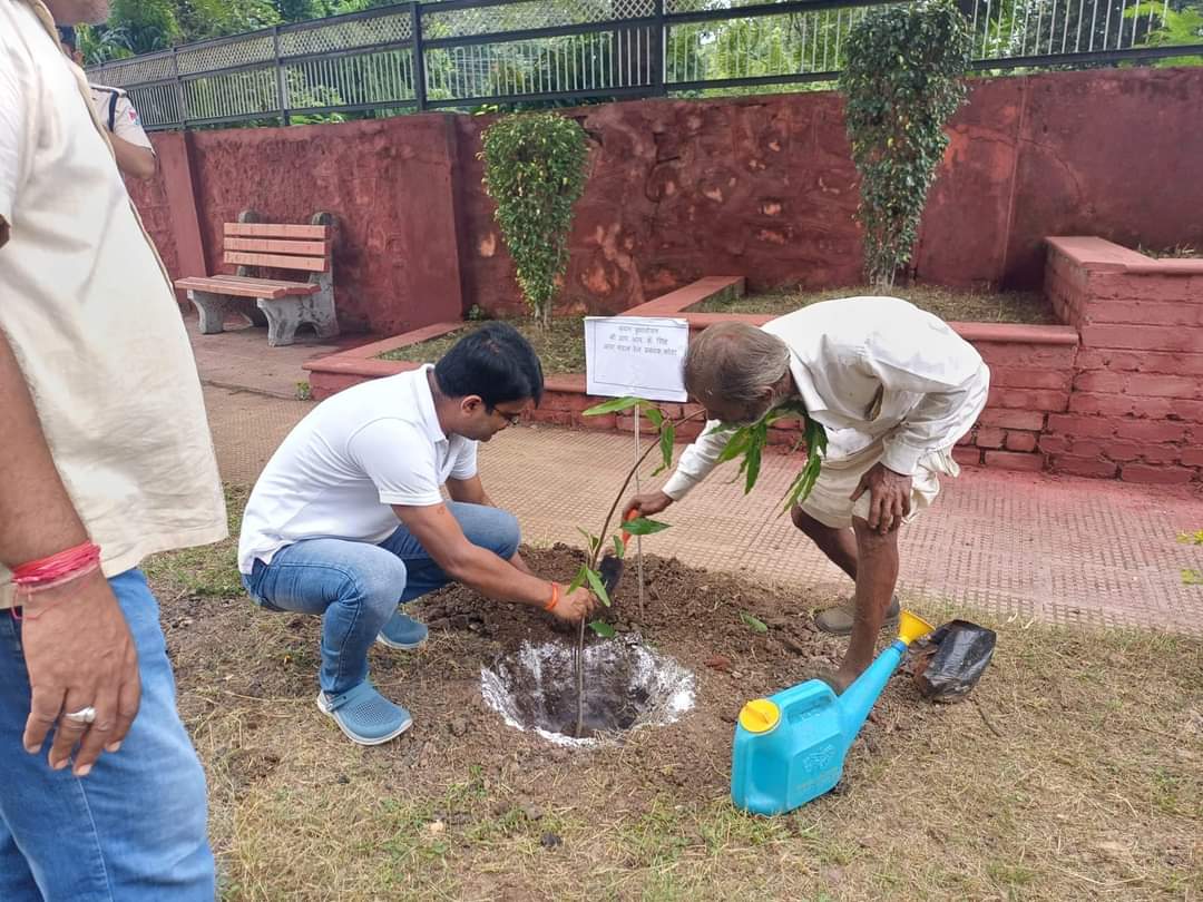 वरिष्ठ मंडल वाणिज्य प्रबंधक  रोहित मालवीय ने स्वच्छता पखवाड़ा के तहत   पौधारोपण कर  किया अभियान शुरू 