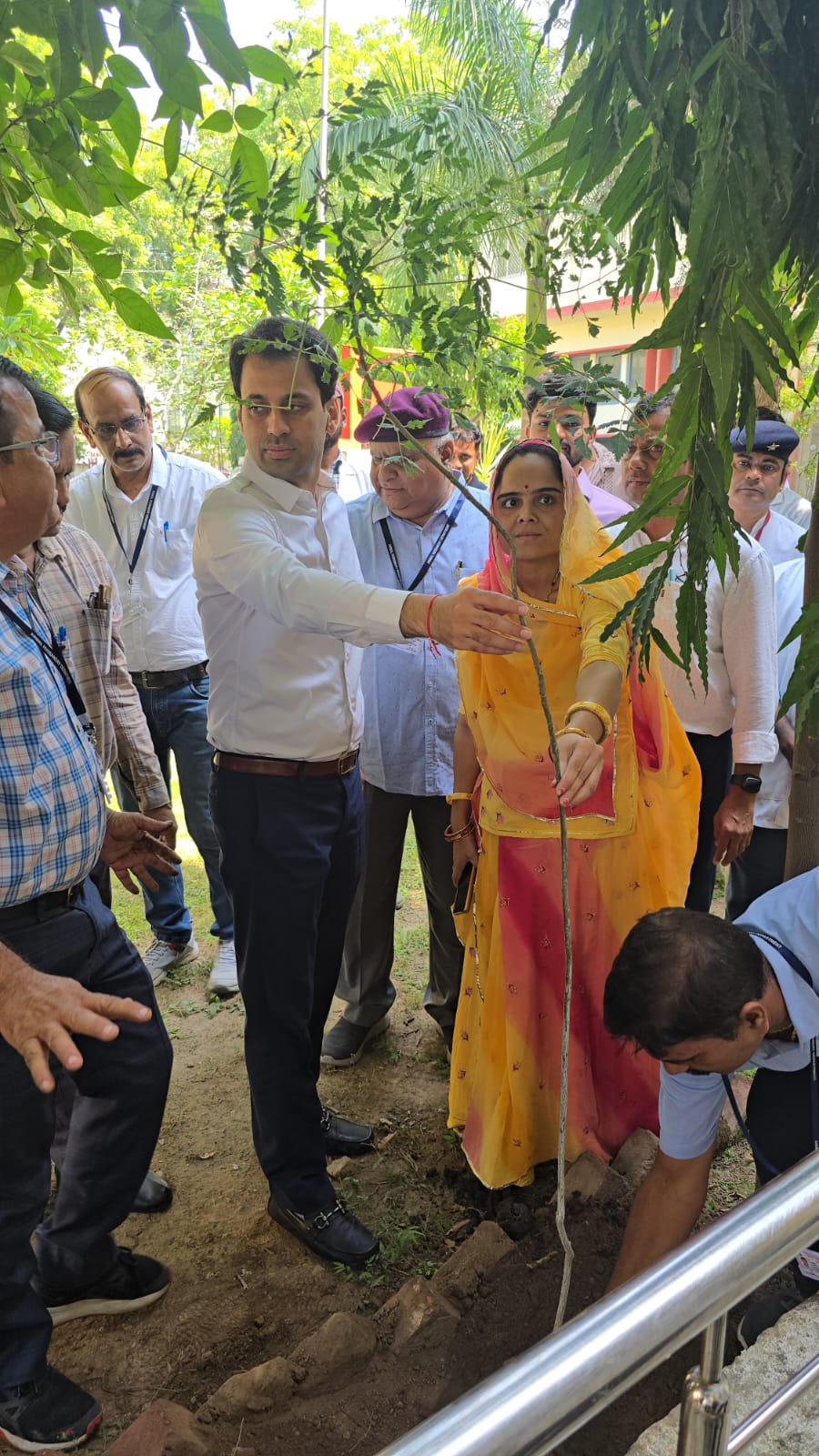 जिला प्रमुख व कलक्टर ने पशुपालन परिसर में किया पौधारोपण