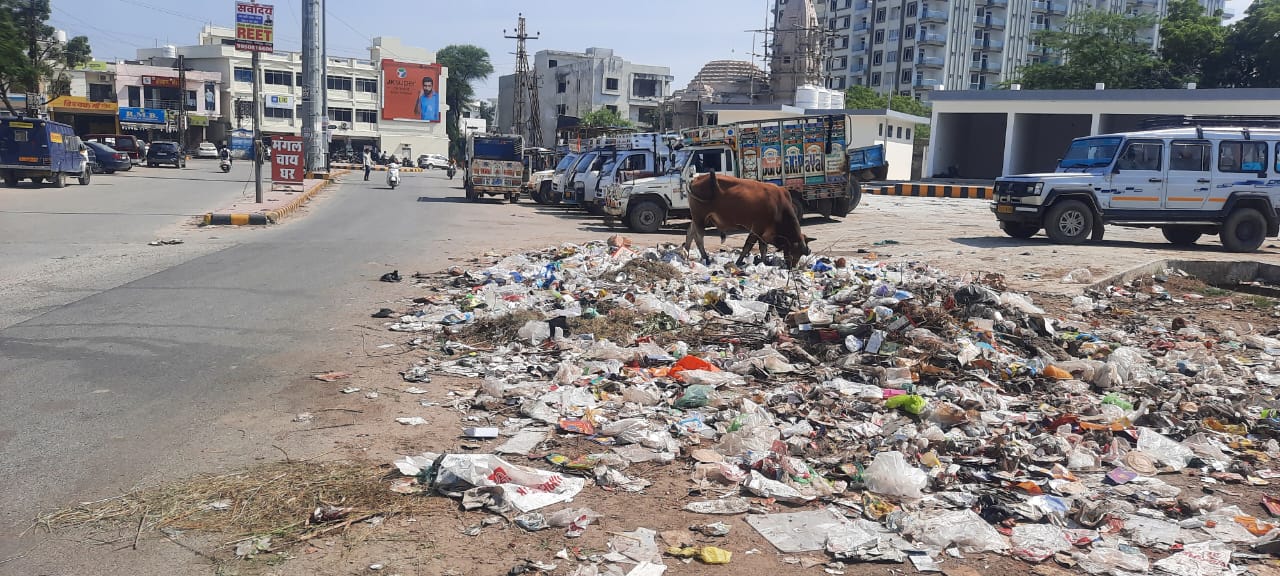 जनसुनवाई में भारी आक्रोशः पूरे बड़गांव में डेंगू फैल जाएगा तब करोगे क्या सफाई