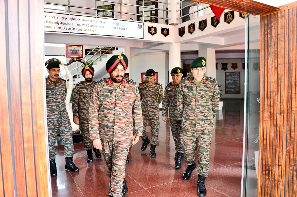 LT GEN MANJINDER SINGH VISITS GANDIV DIVISION