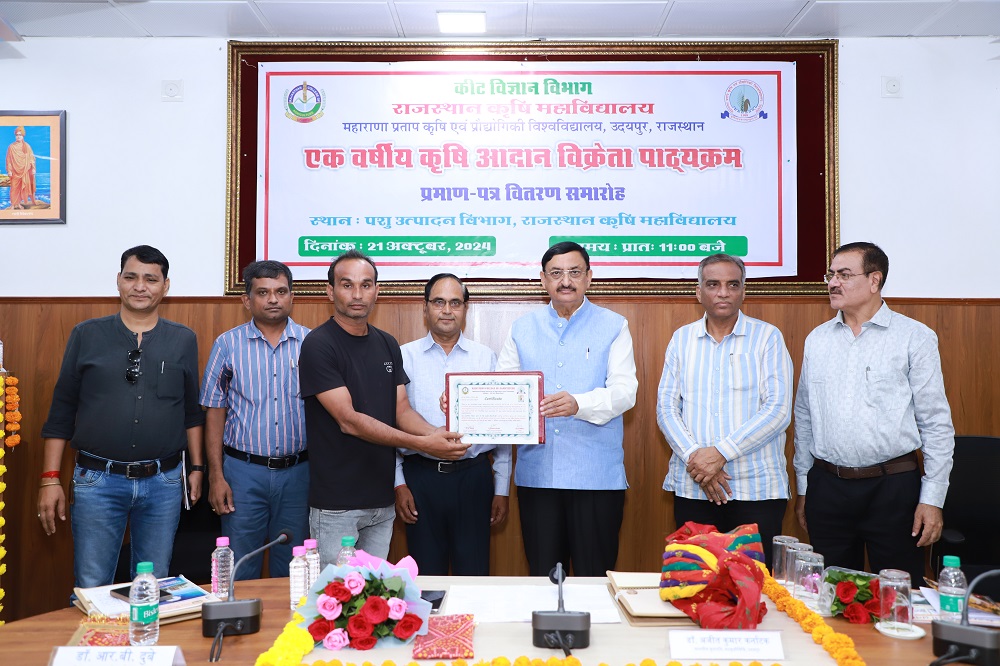 "Certificates Distributed to the Fifth Batch of One-Year Agricultural Input Dealer Course"