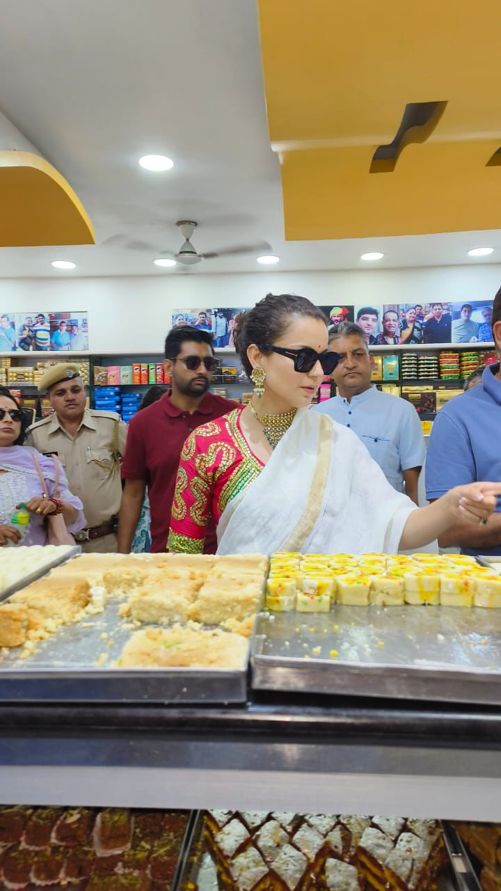 ### Kangana Ranaut Enjoys Kachori with Family at JMB