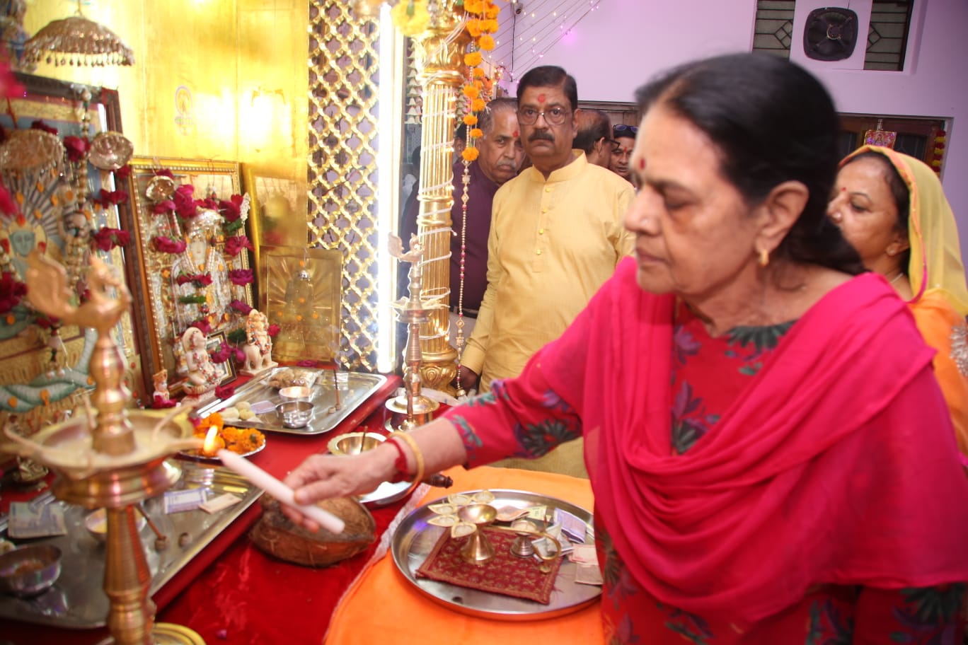 Devotees Enthralled in Grand Aarti of Lord Shri Nakoda Parshwanath 