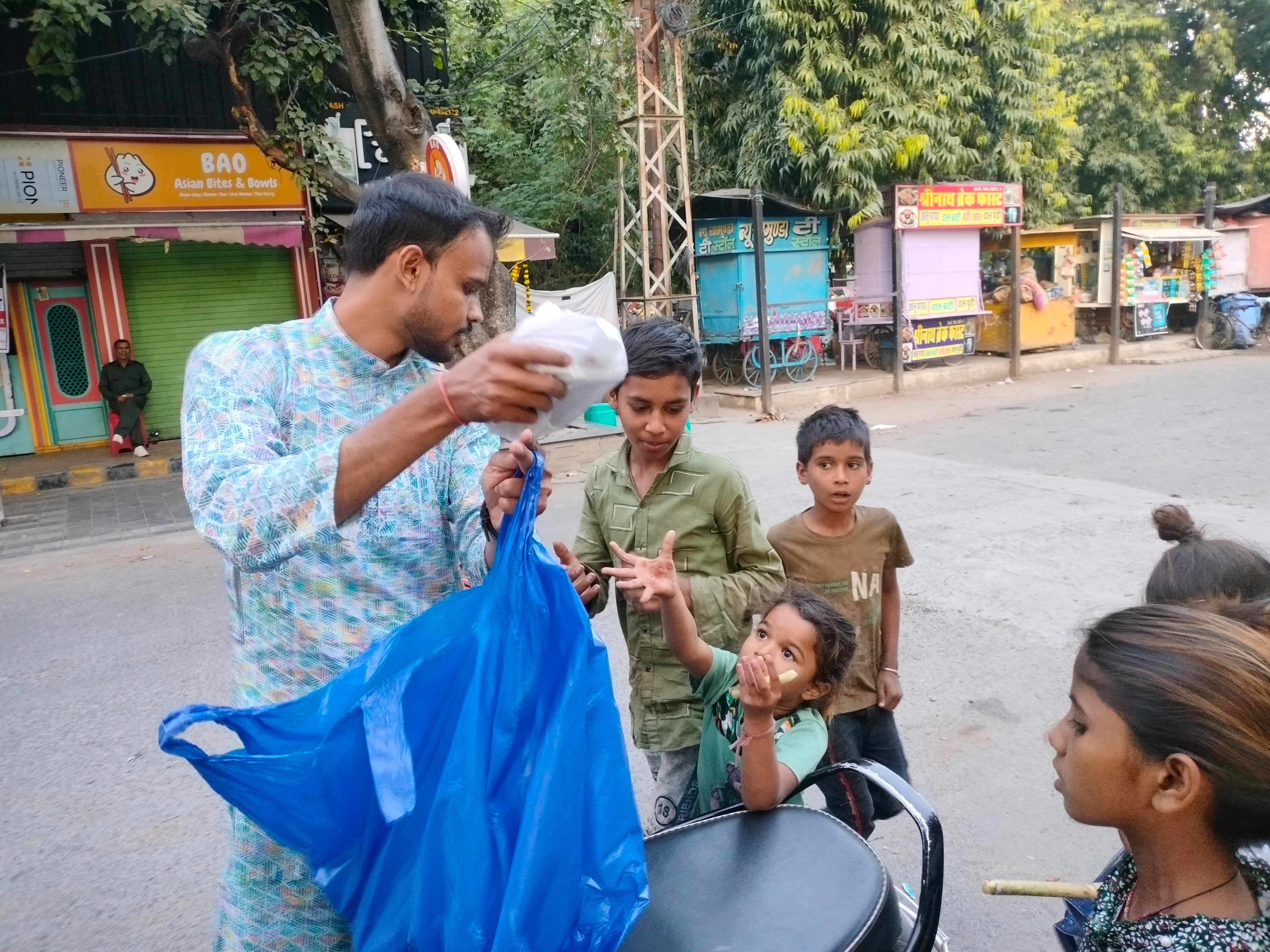 बच्चो को मिठाई, आतिशबाजी वितरित