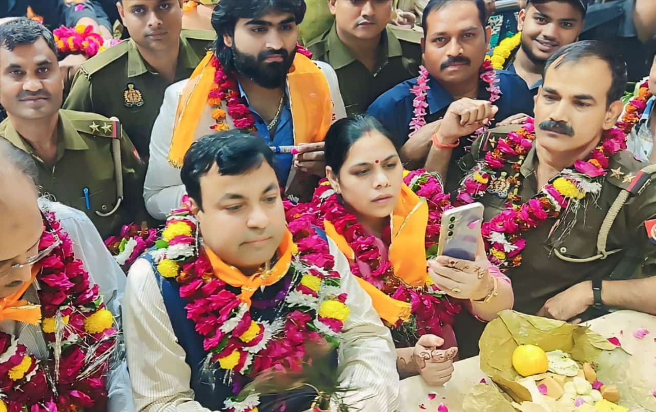 Ravi Yadav Visits Banke Bihari Temple in Vrindavan