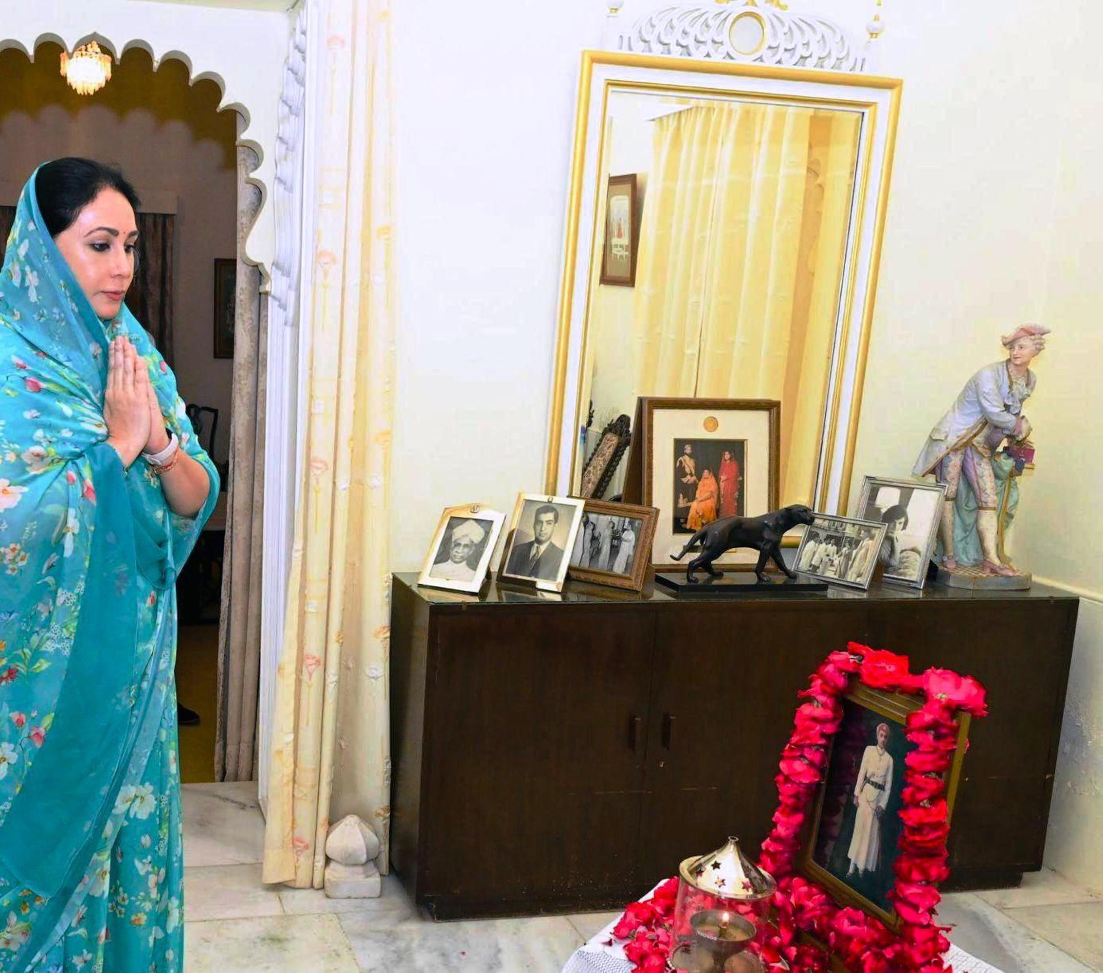 Deputy Chief Minister Diya Kumari Pays Tribute to Late Mahendra Singh Mewar During Udaipur Visit