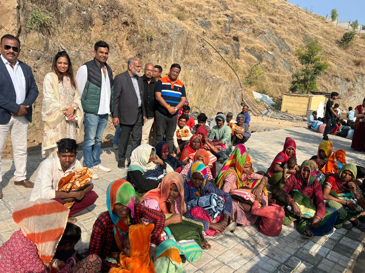 सरल सेवा संस्था द्वारा आदिवासी क्षेत्र वाडीघाटी उंदरी राजकीय विद्यालय में छात्र-छात्राओं को स्वेटर्स एवं कंबले वितरित