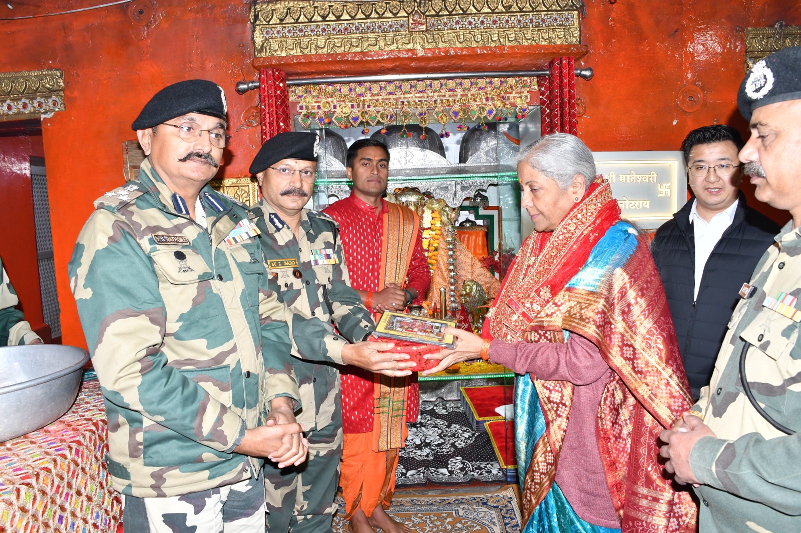 वित्त मंत्री श्रीमती निर्मला सीतारमण ने शक्तिपीठ तनोट माता के किए दर्शन