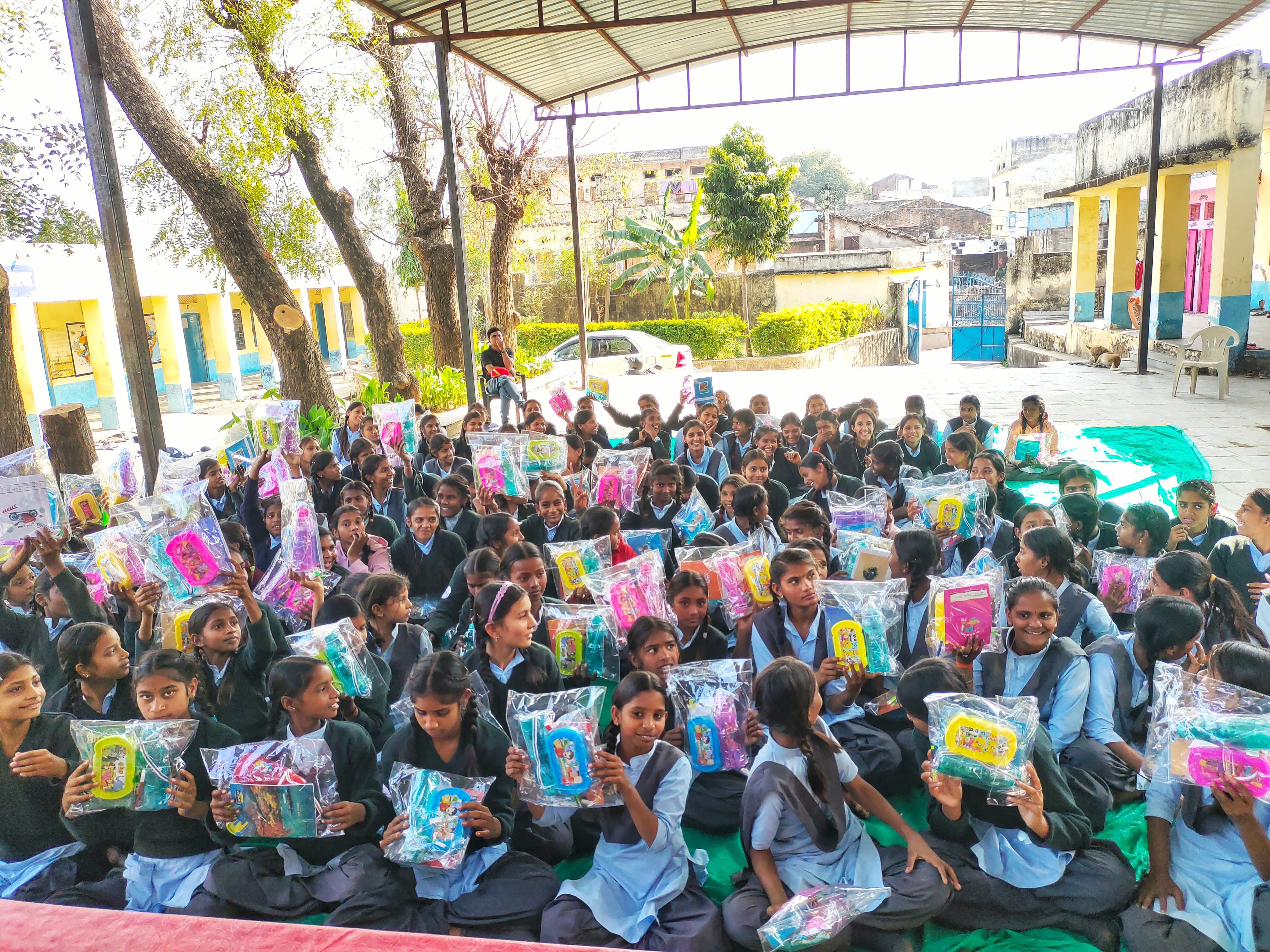 जय एकलिंगनाथ राष्ट्रीय सेवा संगठन ने गींगला में बांटे 100 से ज्यादा शिक्षा किट, स्कूल की दो बेटियों को गोद लिया