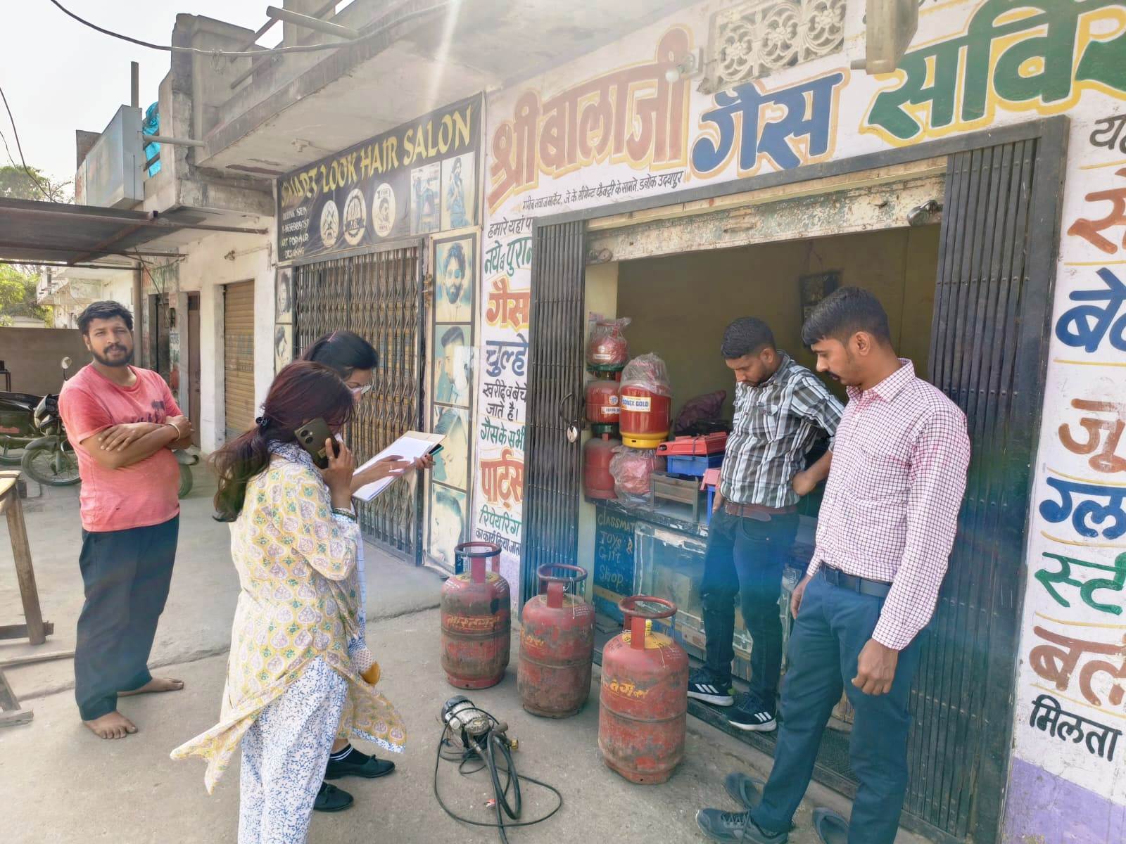 रसद विभाग की कार्यवाही जारी-अवैध रूप से भंडारित गैस सिलेंडर व उपकरण किए जब्त