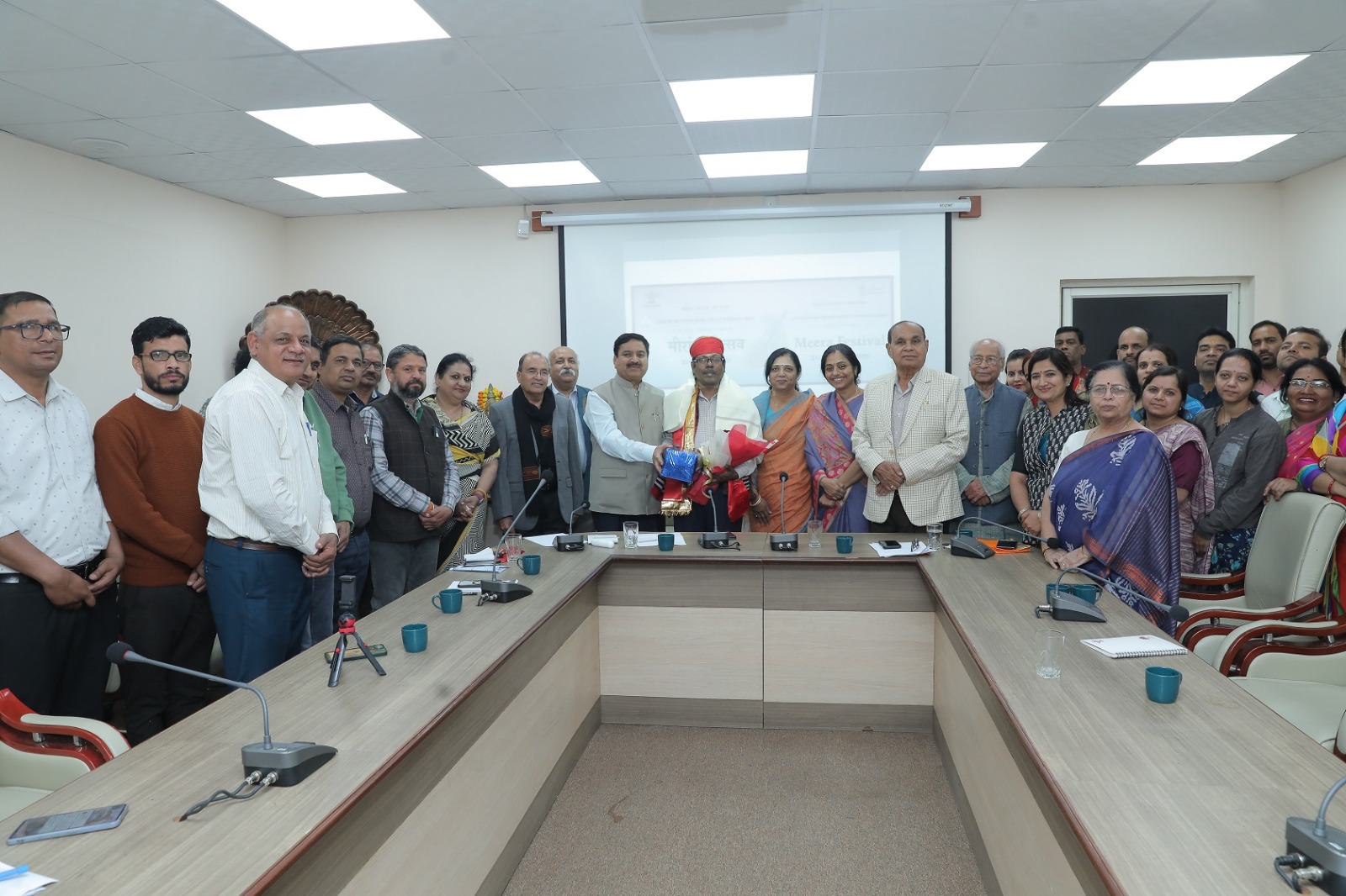 Prof. Sarangdevot Announces Installation of Meera’s Statue at Vidyapeeth