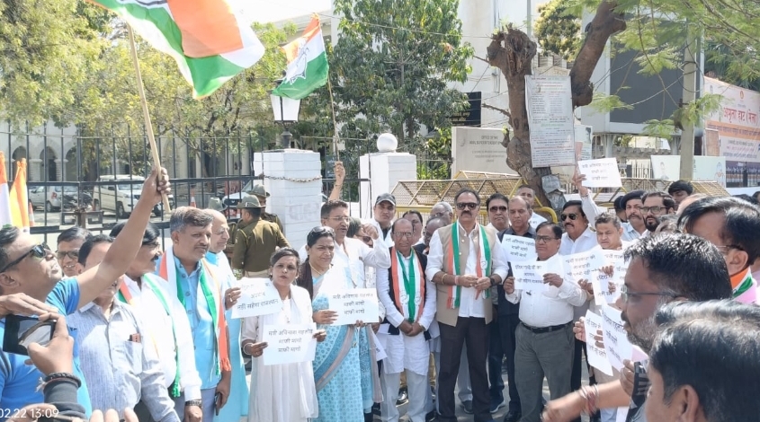 Congress Protests and Burns Effigy of "Parchi Sarkar" Over Minister’s Disparaging Remarks on Indira Gandhi