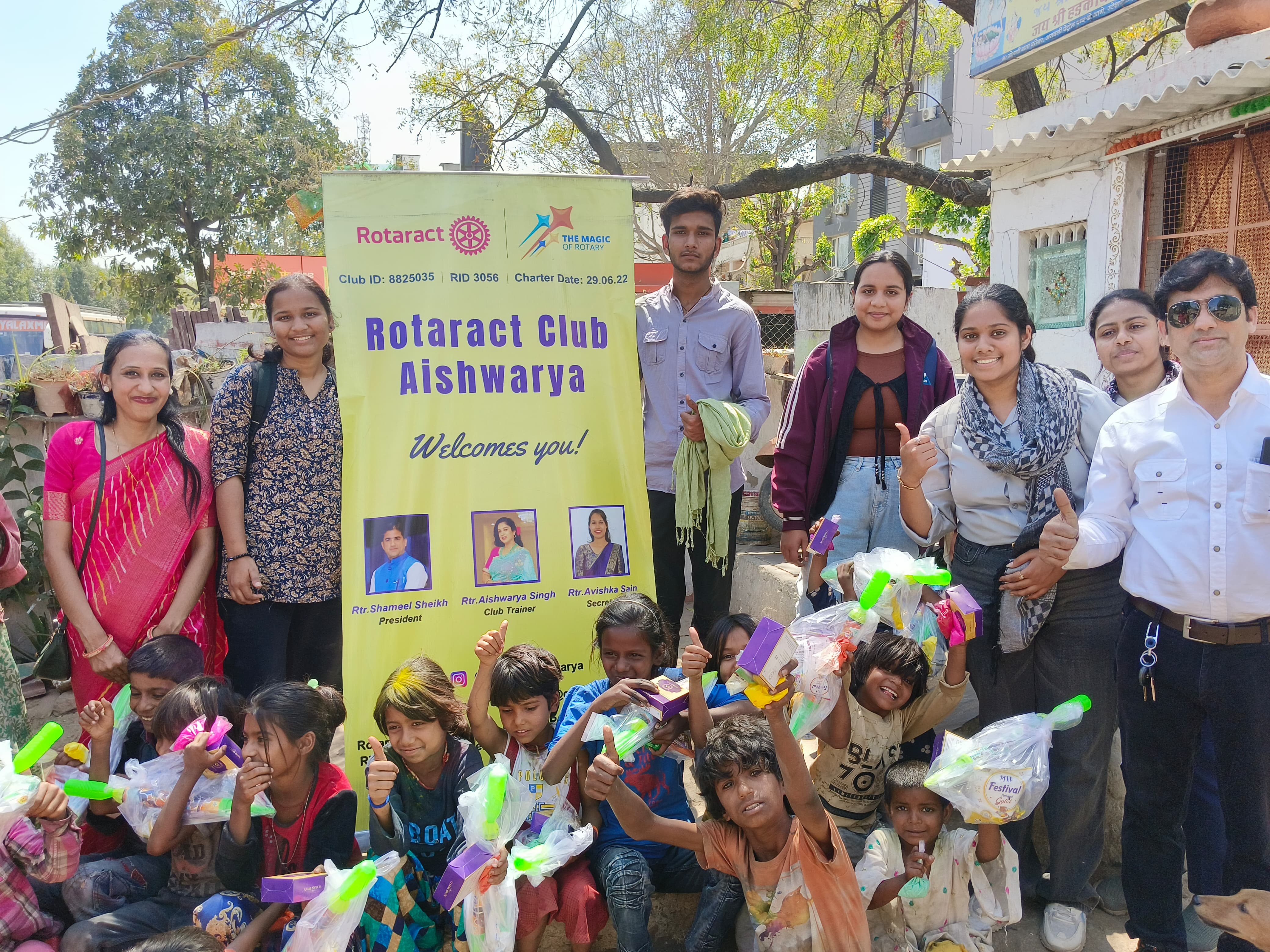 विश्व रोटरेक्ट दिवस के अवसर पर निर्धन बच्चों को गुलाल और होली सामग्री प्रदान की