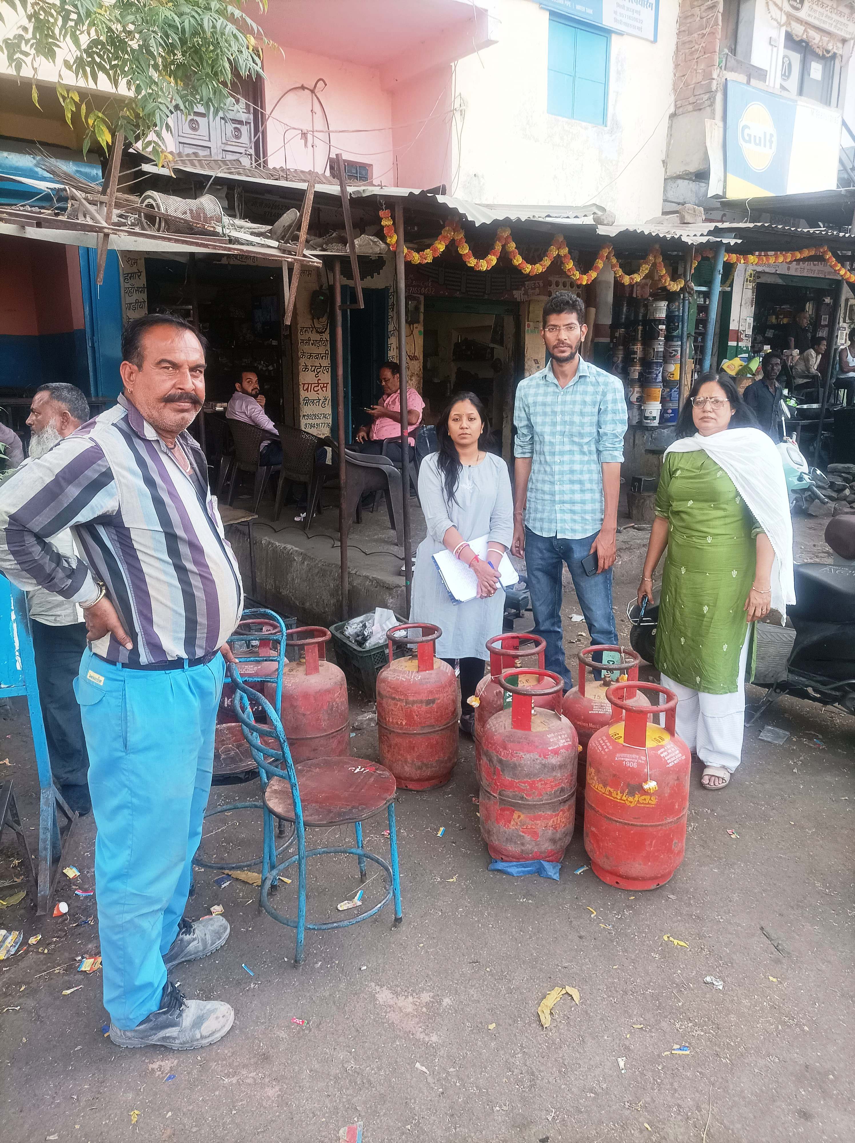 रसद विभाग की कार्यवाही जारी-अवैध रूप से भंडारित गैस सिलेंडर व उपकरण किए जब्त