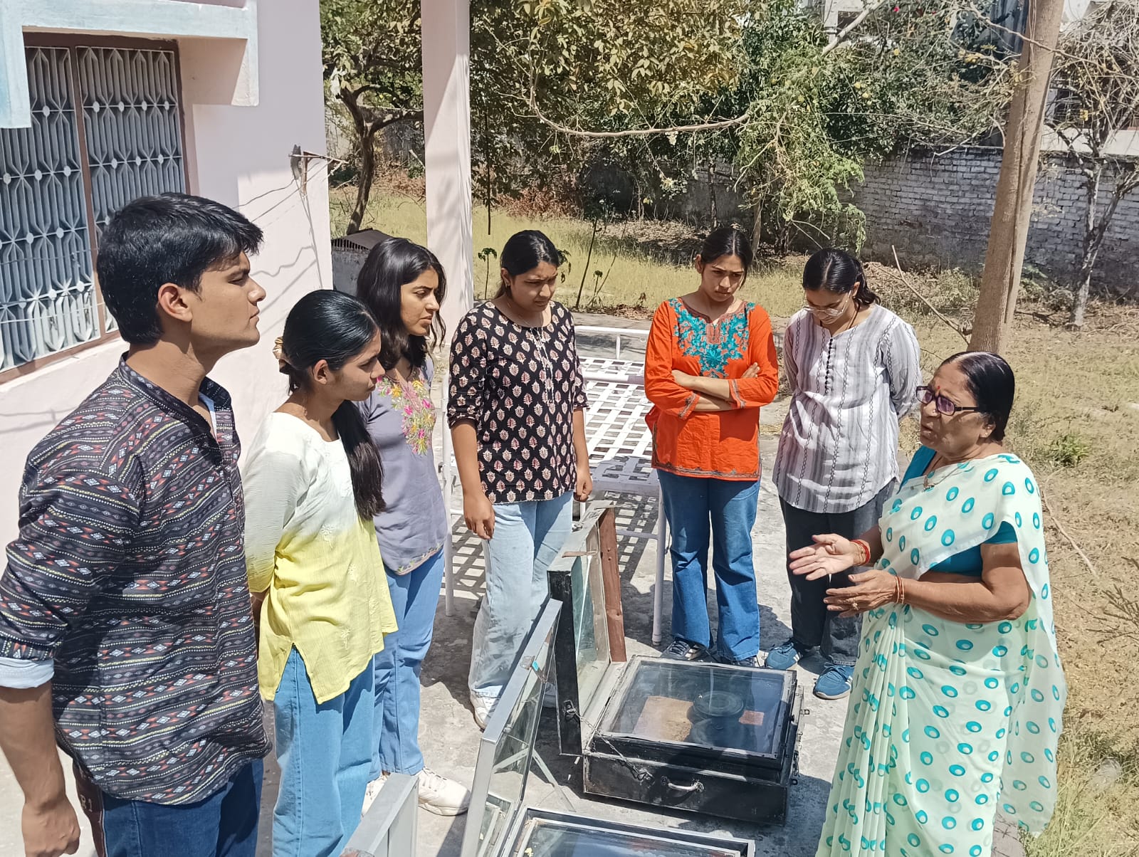 Geology Students Learn Solar Cooking Technique