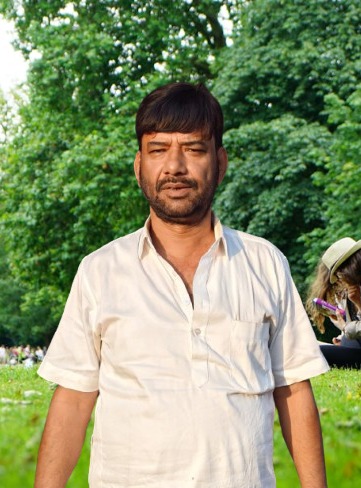 समाज सेवी पर्यावरण प्रेमी ग़ालिब बैग ने निजी खर्चे पर अपने क्षेत्र में चालीस से ज्यादा लाल चंदन के पेड़ लगाए,