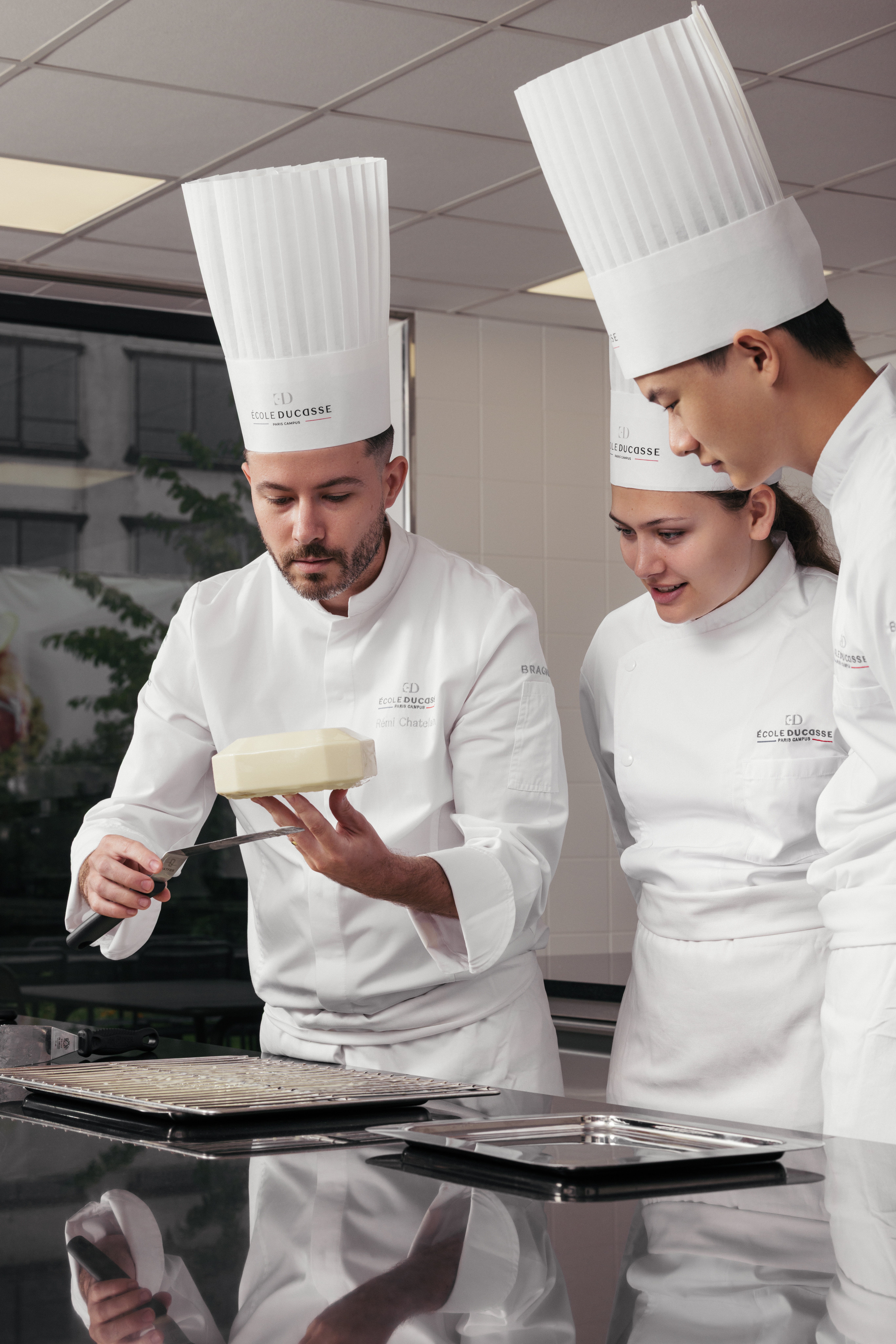 ÉCOLE DUCASSE AND DUCASSE BACCARAT UNVEIL “WINTER PENDANT”: A SIGNATURE YULE LOG CELEBRATING THE ART OF FRENCH CRAFTSMANSHIP