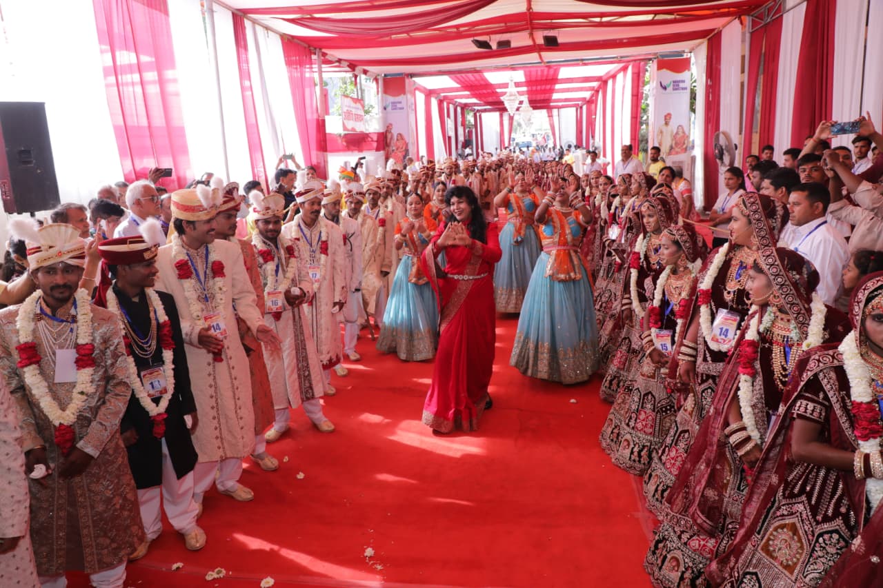 ### 51 Couples Begin New Life Together
