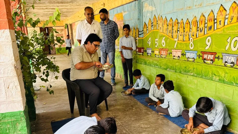 अजनबी से सावधान - मना करो, दूर जाओ, बताओ थीम पर सचिव ने किया शिविर का आयोजन