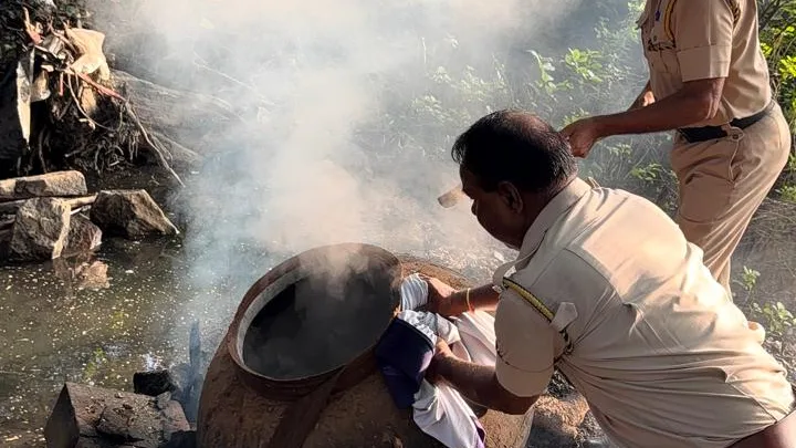 आबकारी आयुक्त के निर्देशन में अवैध मदिरा के खिलाफ कार्रवाई जारी