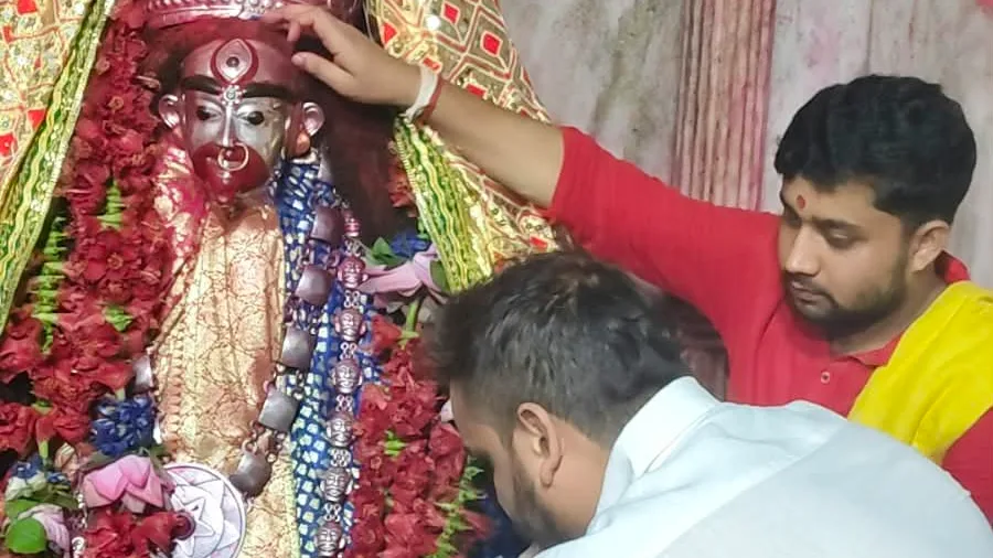 एक बार फिर तारापीठ धाम पहुंचे भाजपा नेता रूपेश पांडेय, मां तारा के दरबार में टेका मत्था
