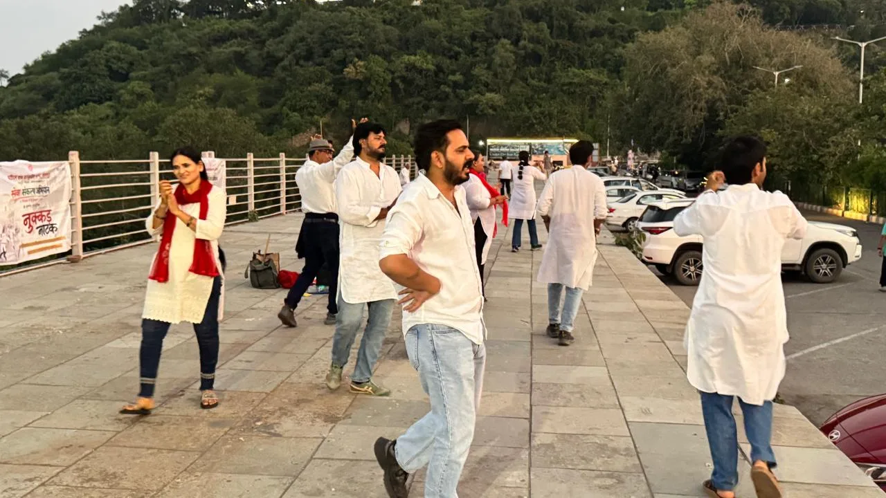 फ़तेह सागर की पाल पर नुक्कड़ नाटक के जरिए स्वच्छता और पर्यावरण संरक्षण का संदेश