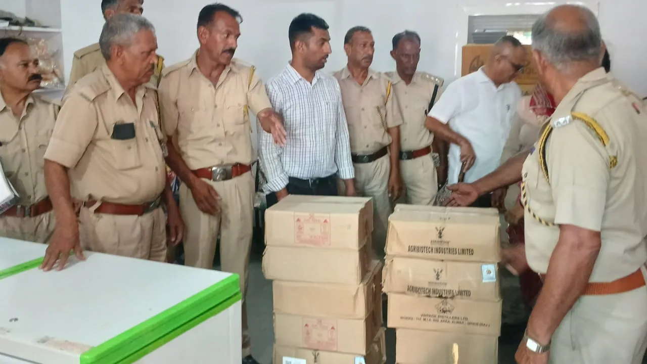 आबकारी आयुक्त के निर्देशन में अवैध मदिरा पर कार्रवाई