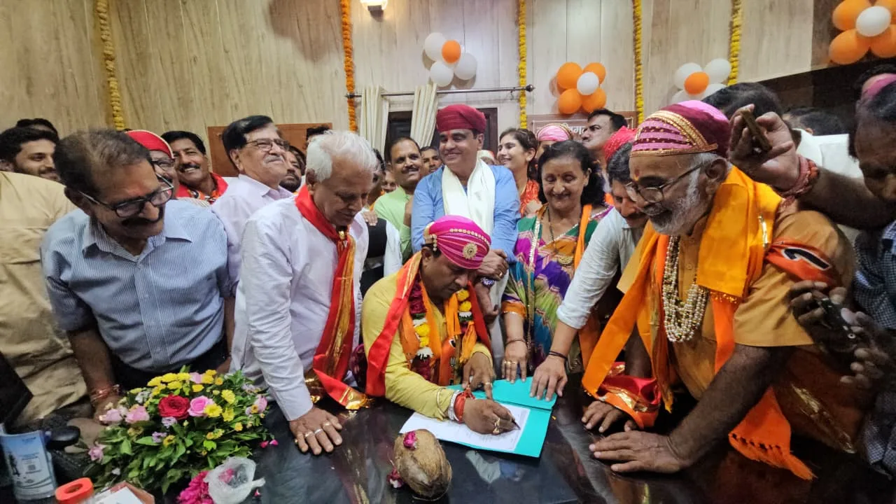शुूभ मुहूर्त में पारस सिंघवी ने संभाला महापौर का पदभार