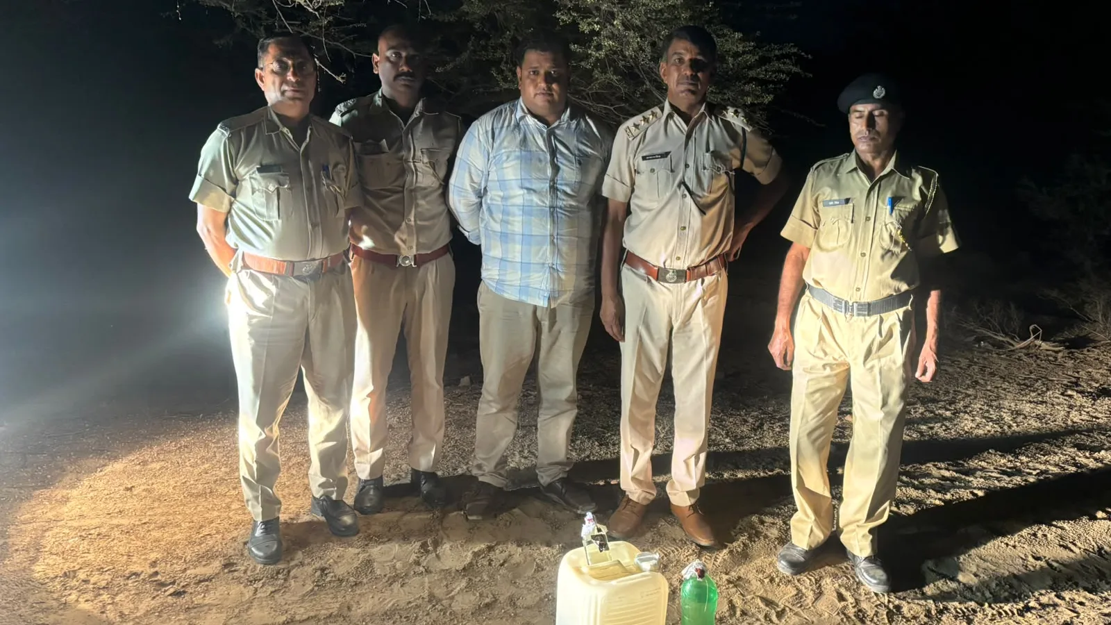 विशेष निरोधात्मक अभियान आबकारी आयुक्त के निर्देशन में अवैध मदिरा पर कार्रवाई 2 लाख 67 हजार लीटर से अधिक वाॅश नष्ट, 309 हुए गिरफ्तार