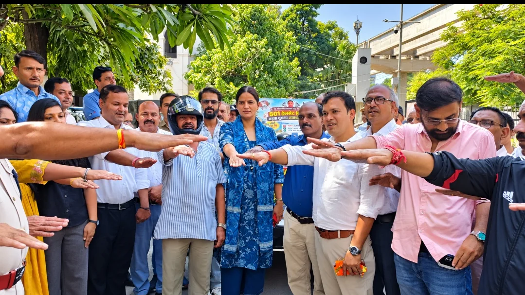 501 हेलमेट बांटकर दिया सड़क सुरक्षा का संदेश, स्व. विश्वमोहिनी शर्मा की पुण्यस्मृति में हुआ जागरूकता अभियान