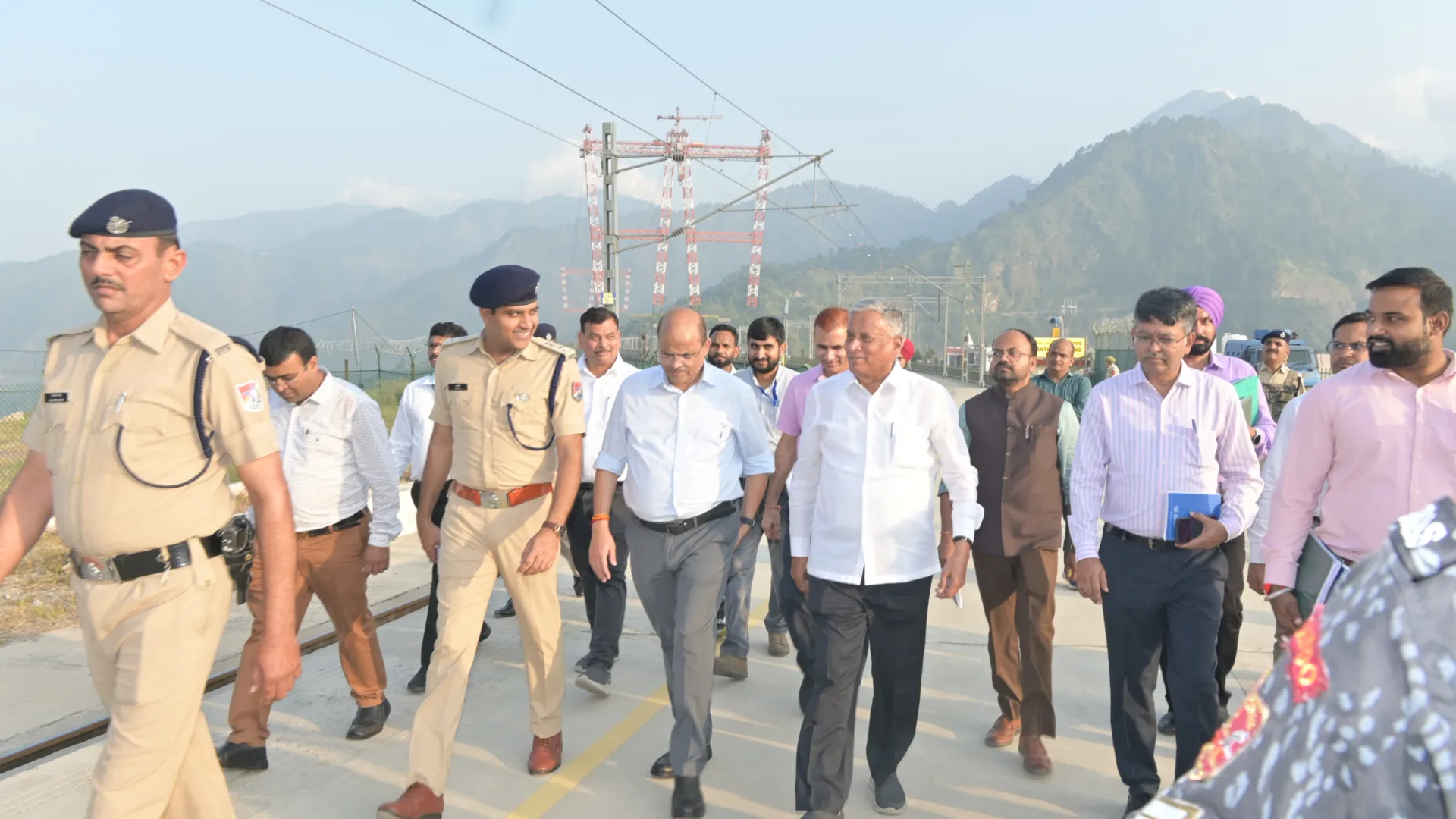 माननीय रेल राज्य मंत्री श्री वी. सोमन्ना ने किया चिनाब और अंजी ब्रिज का निरीक्षण