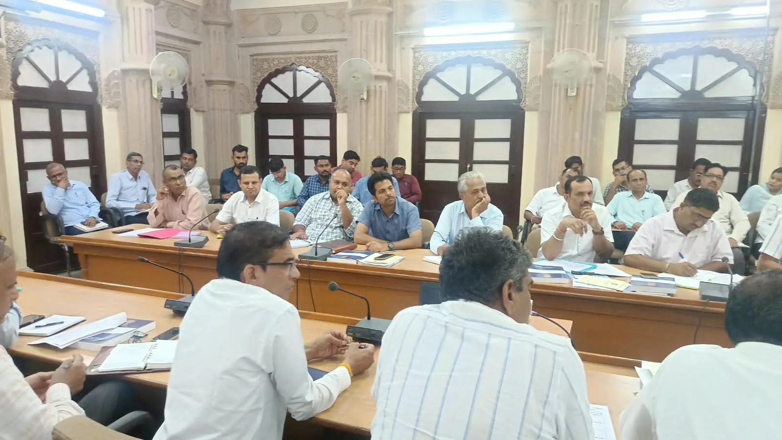 प्रकोष्ठ प्रभारी एवं सह प्रभारी अधिकारी निर्धारित समय-सीमा में चुनाव संबंधी कार्य करें — जिला निर्वाचन अधिकारी