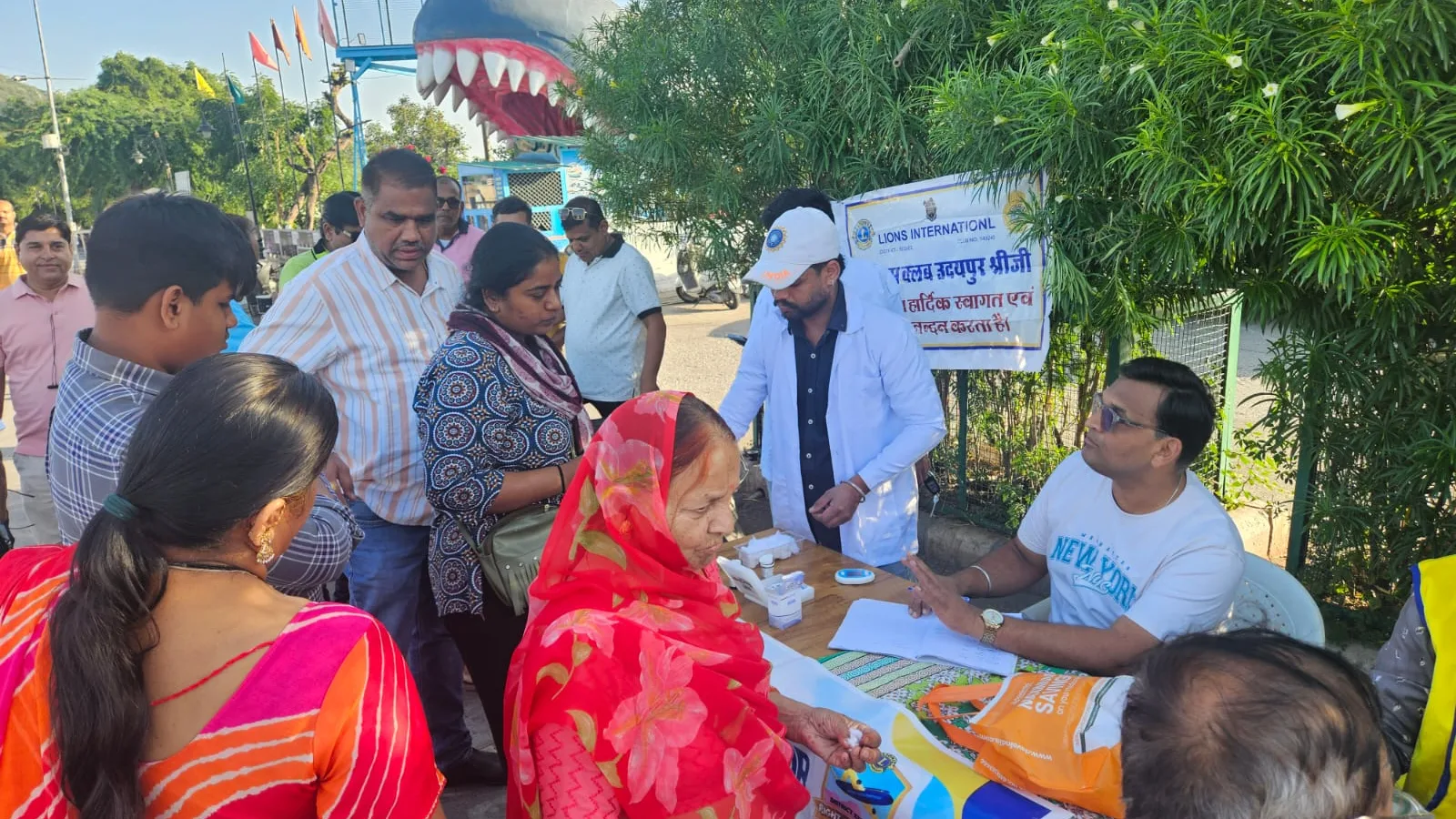 लायंस क्लब उदयपुर अशोका ने फतेहसागर की पाल पर लगाया मधुमेह जागरूकता एवं निःशुल्क जांच शिविर