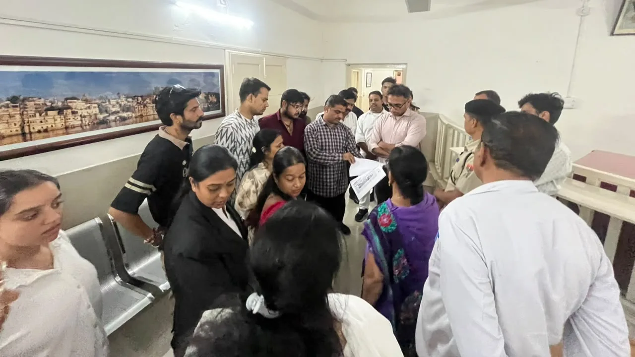 मेवाड़ की वीरांगनाओं के पोस्टर छीनने और छात्राओ से अभद्रता करने के विरुद्ध कलक्टर को सौंपा ज्ञापन