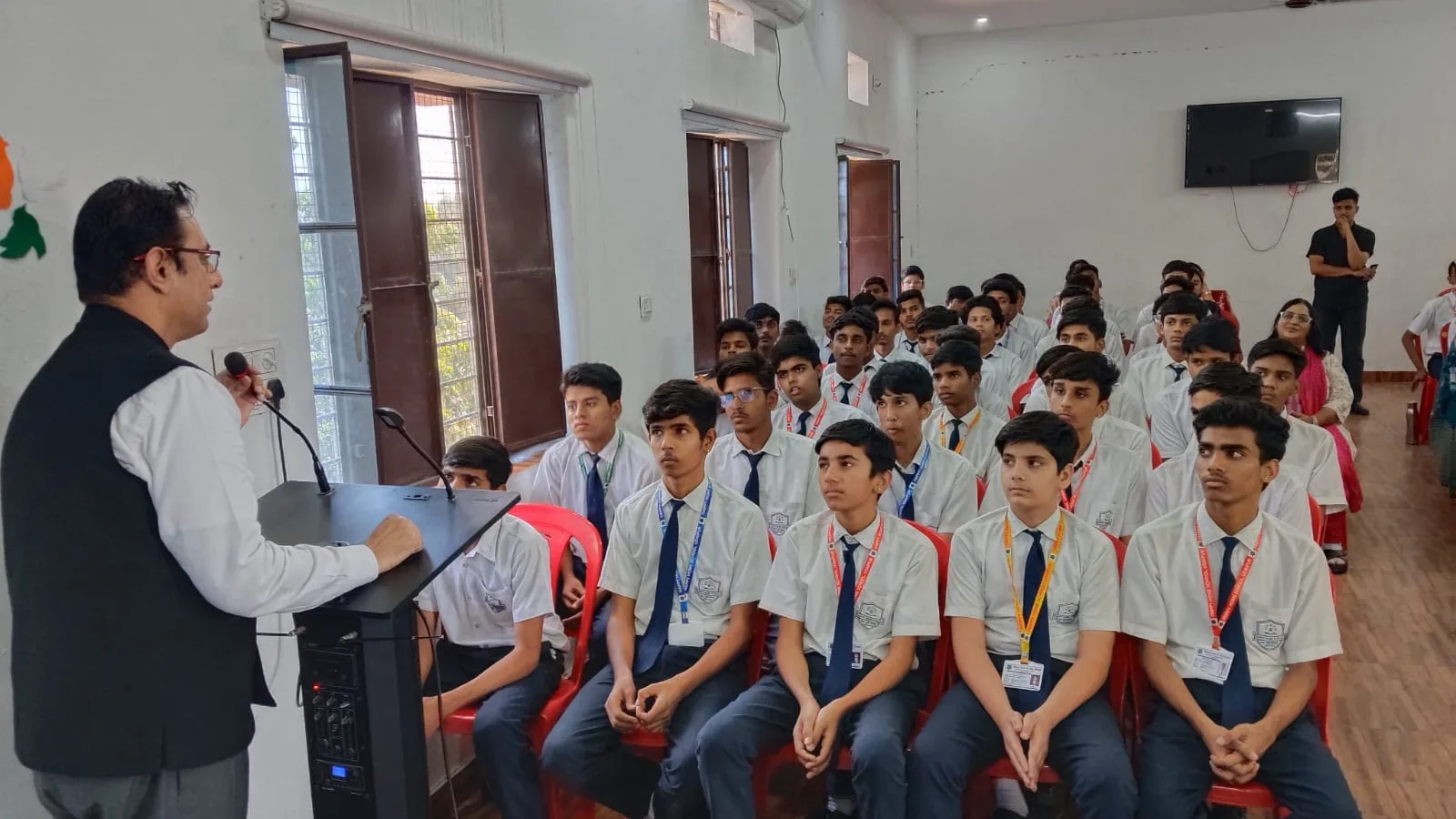 न्यायिक अधिकारीगण पहुंचे स्कूलों में परिवर्तनशील मंगलवार के तहत बच्चों को किया जागरूक