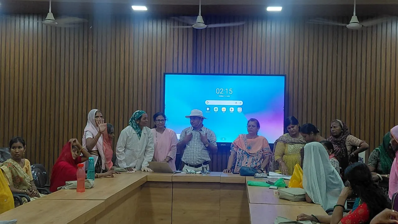 टोपी, मास्क एवं एप्रन रखेंगे महिला किसानों को धूप और धूल से सुरक्षित