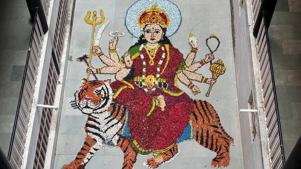 निर्माण में उपयोग होने वाली गिट्टी और पारंपरिक जवारे से साकार हुई माँ दुर्गा और बाघ की भव्य कलाकृति