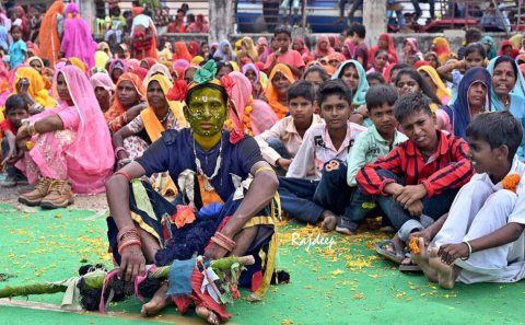 जनजाति संस्कृति   हमें बहुत सिखाती है  --