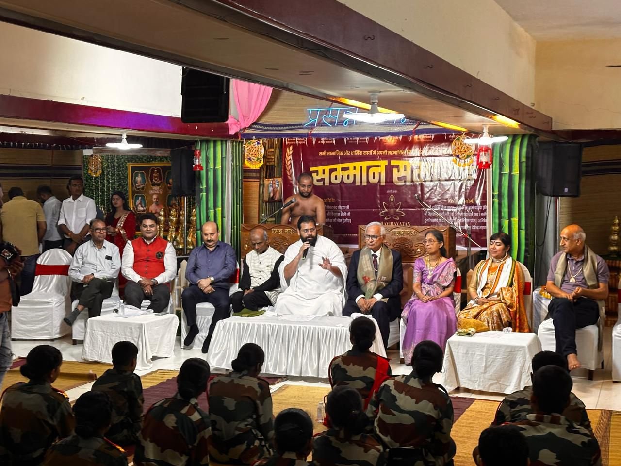 जीवन में चुनौतियाँ आएंगी, लेकिन उनसे घबराना नहीं -देवेंद्र ब्रह्मचारी
