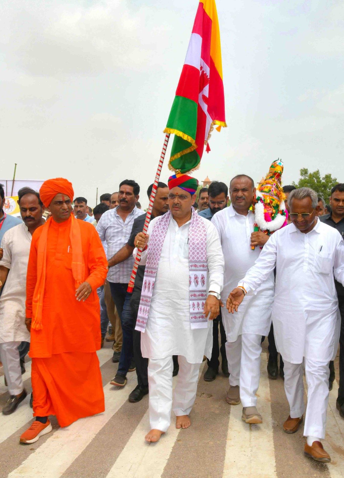 मुख्यमंत्री श्री भजनलाल शर्मा ने की पदयात्रा  कृबाबा रामदेव पैनोरमा से बाबा रामदेव मंदिर तक मुख्यमंत्री चले पैदल